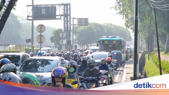 Keluh Ojol Kena Macet Parah di TB Simatupang Jaksel: Waktu Jadi Kebuang