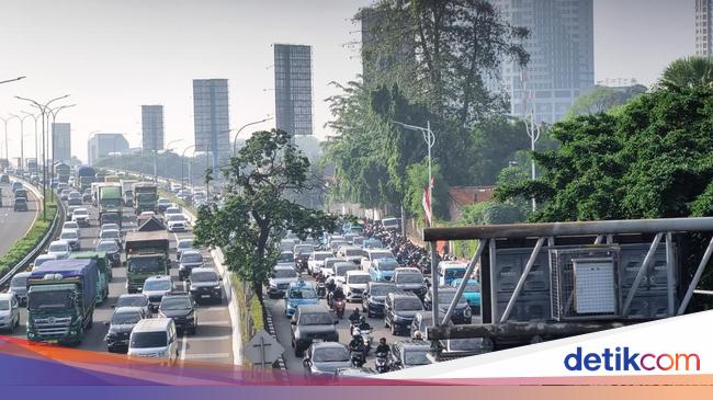 Masih Ada Galian, Jalan TB Simatupang Jaksel Macet Parah Pagi Ini