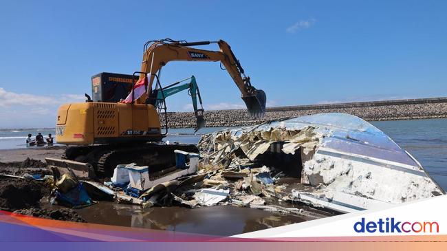 Terdampar di Pantai Sanur Semalaman, Kapal Dolphin Akhirnya Dihancurkan