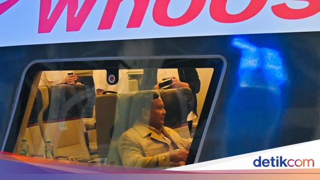 Kunker ke Bandung, Prabowo Naik Whoosh Bersama Masyarakat