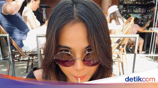Seru! Acha Septriasa Cicip Makanan Turki dan Ngopi di Australia