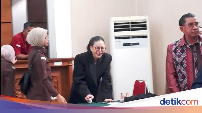 Sidang Ditunda, Nikita Mirzani Nangis saat Diminta ke Rumah Sakit