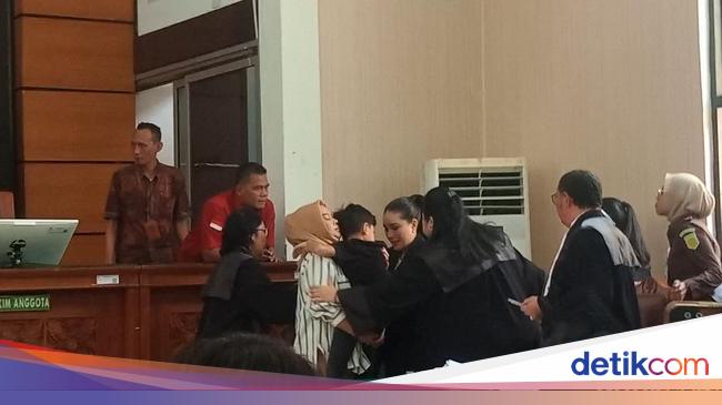 Tangis dan Peluk Hangat Nikita Mirzani Bertemu Anak di Ruang Sidang