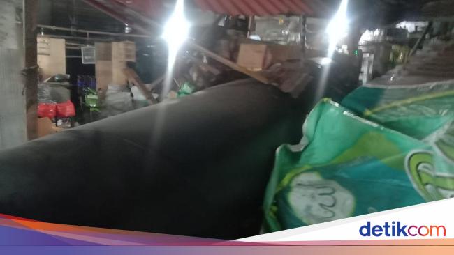 Geger Pipa Jumbo Jatuh Timpa Lapak di Jakut dari Ketinggian 3 Meter