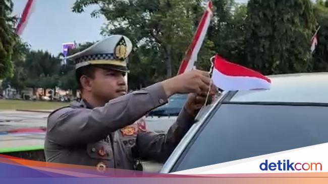 Sambut HUT Ke-80 RI, Polantas Menyapa Bagikan Ribuan Bendera-Bunga Mawar ke Masyarakat