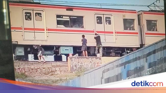 Viral Aksi Berbahaya 2 Bocah Silver Gelantungan di KRL Bekasi