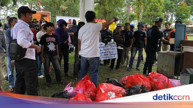 Warga Tolak TPA Bangkonol, Angkut Sampah ke Dinas LH Pandeglang