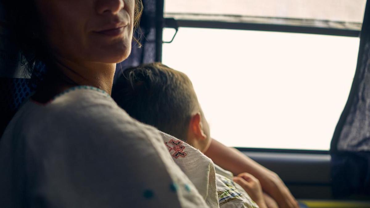 Banyak Warga +62 Tak Nyaman Lihat Ibu Menyusui di Tempat Umum, Termasuk KRL