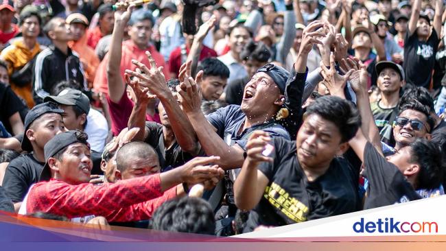 Warga Klaten Tumpah Ruah Berebut Apem dalam Tradisi Yaqowiyu