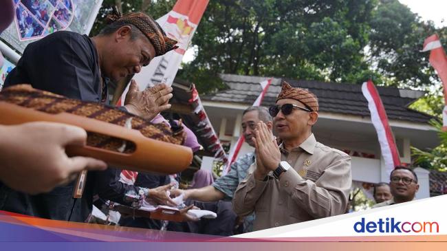 Kunjungi Situs Cangkuang, Menbud Dorong Pelestarian Sejarah-Budaya Lokal