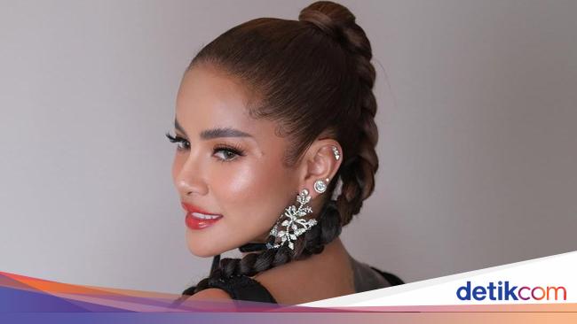 Olla Ramlan soal Makna Tato Besar di Punggung