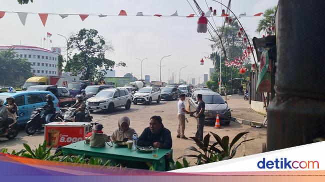Warung Jadi Rest Area Dadakan di Tengah Macet-macetan TB Simpatupang