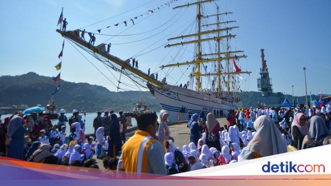 Disambut Hangat Warga, KRI Bima Suci Singgah di Padang