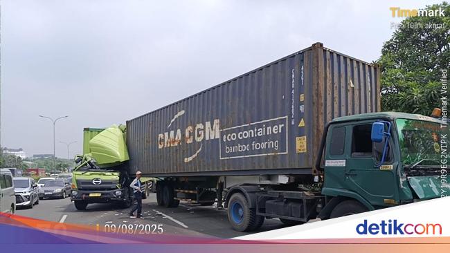 Tabrakan Truk Trailer Vs Mobil Boks di Tol JORR, 1 Orang Terluka
