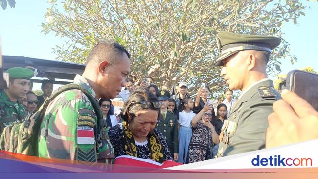 Isak Tangis Kakak di Pemakaman Prada Lucky: Sekarang Siapa yang Jaga Mama?