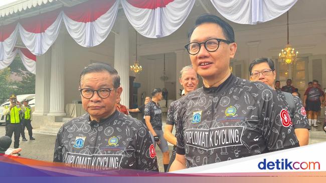 Sambut HUT Ke-80 RI, Wamenlu-Gubernur Jakarta Gowes Bareng Dubes Negara Sahabat