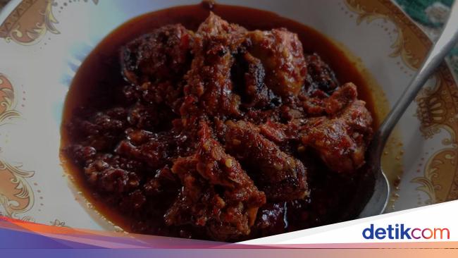 Penyajian Ayam Rarang lengkap dengan sambal dan sayuran pelengkap.