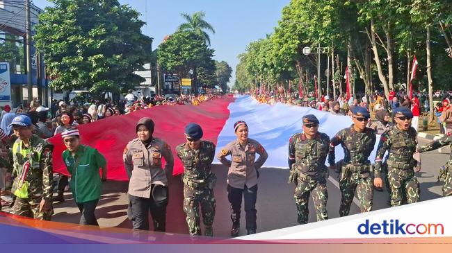 Sambut HUT Ke-80 RI, Bendera Merah Putih Sepanjang 500 Meter Diarak di Bogor