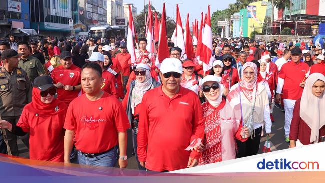 Kemendagri dan Pemkot Depok Bagikan 8.000 Bendera Merah Putih