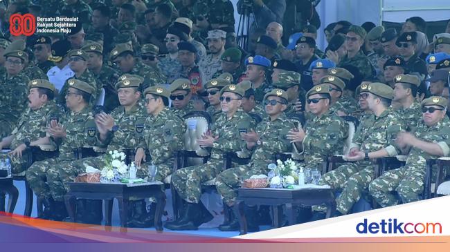 Para Menteri Pakai Seragam Loreng di Batujajar, Prabowo Jelaskan Maknanya