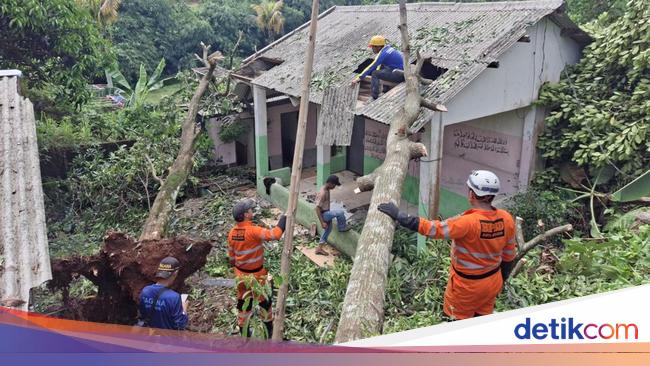 BPBD Bogor Catat 20 Bencana Imbas Hujan Deras Semalam: Longsor-Kebakaran