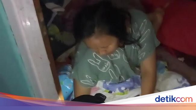 Warga Bogor Digigit Ular Saat Banjir Menerjang, Polisi Bantu Evakuasi