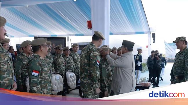 Momen Prabowo Rapikan Baret Cak Imin di Upacara Gelar Pasukan Batujajar
