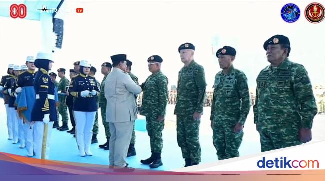 Musa Bangun-Glenny Kairupan Dapat Pangkat Kehormatan Bintang 3 dari Prabowo