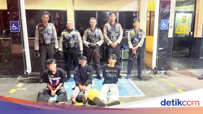 Polisi Tangkap 4 Pemuda Hendak Tawuran di Jakpus, Celurit Disita