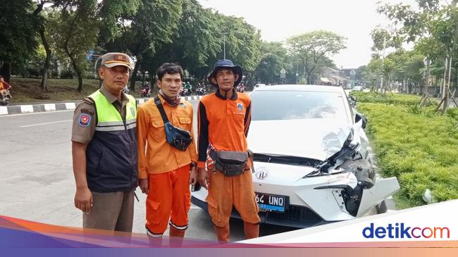 Mobil Listrik Tabrak 2 Anggota PPSU di Jaksel hingga Terluka, Sopir Diamankan
