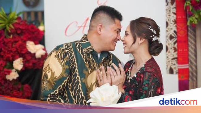 Lamaran Sederhana Angie Ang dengan Tentara Agung Afrida