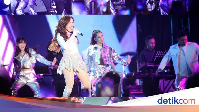 Ayu Ting Ting dan Gemerlap Kostum di Konser Tunggal Pertama