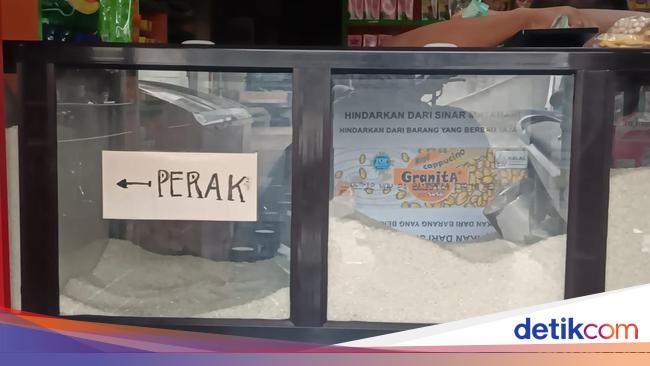Isi Dompet Menipis, Warga Serbu Beras Murah di Warung Madura