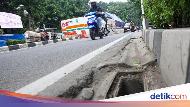 Viral 2 Remaja Curi Besi Penutup Air di Matraman Jaktim, Polisi Selidiki