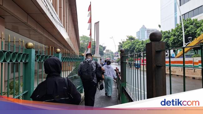 Warga Usul Pagar Stasiun Cikini Dicopot Lalu Diganti Lampu Merah