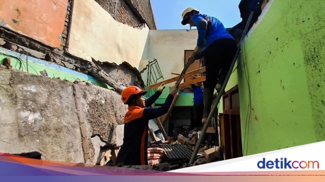 Rumah Gagal Konstruksi Ambruk Timbun 2 Lansia Cimahi, Evakuasinya Dramatis