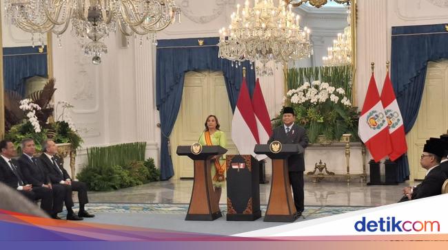 Prabowo Anugerahi Bintang RI Adipurna untuk Presiden Peru Dina Boluarte