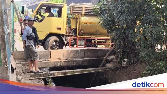 DLH DKI Tangkap Sopir Truk yang Buang Tinja ke Selokan di Jaktim