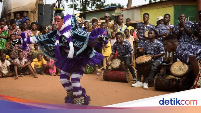 Topeng dan Tarian Satukan Afrika Barat dalam Festival Budaya Spektakuler