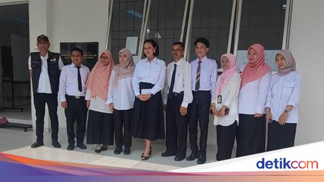 Wamensos-Wamen P2MI Cek Sekolah Rakyat di Jaktim, Bagikan Roti-Susu ke Siswa