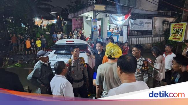 Mobil Terseret Banjir di Cimanggis Depok, Sekeluarga Nyaris Hanyut