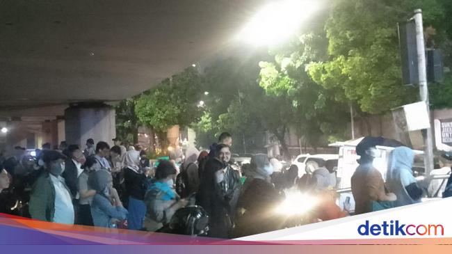 TransJ Koridor 13 Terjebak Macet, Antrean Mengular di Halte Tegal Mampang