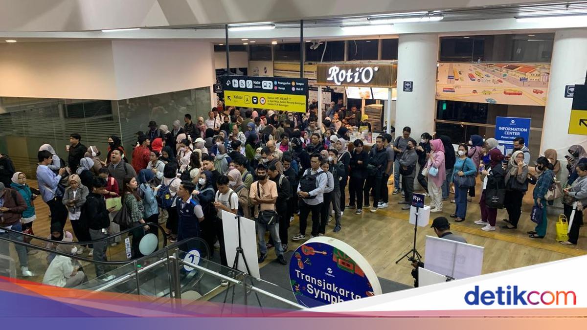 Cerita Para Pejuang Rupiah yang Pernah Terjebak Antrean Horor di Halte CSW