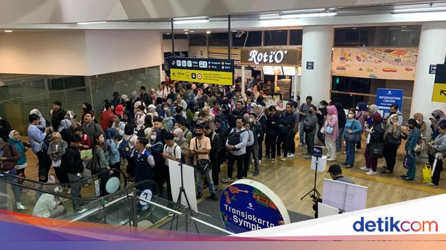 Mereka Menjerit Berjam-jam Antre di TransJ Jalur Langit