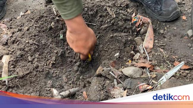 Dishub Cek Asap Panas yang Muncul dari Dalam Tanah di Depok