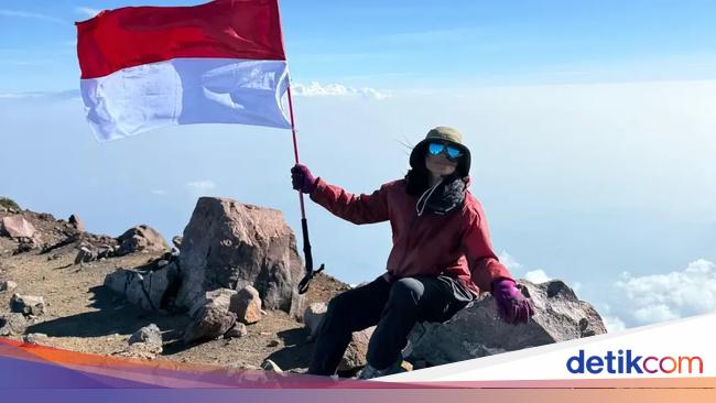 Nggak Ada Capeknya, Usai Rinjani, Atiek CB Gapai Puncak Gunung Slamet