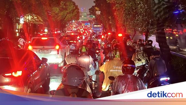 TransJ Koridor 9 Alami Keterlambatan Imbas Macet di Kemanggisan-Pinang Ranti