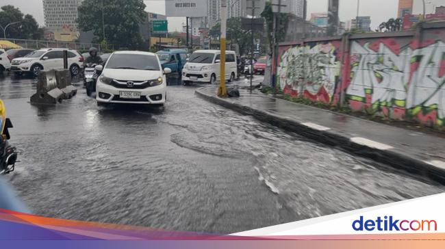 Ada Genangan di Jalan Margonda Depok Usai Hujan Deras, Lalin Macet