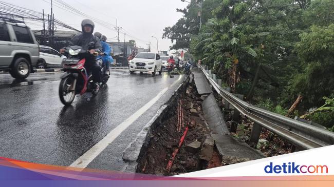 Awas Macet! Jalan di Cisalak Depok Amblas Usai Hujan Deras