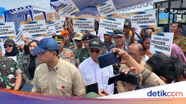 Mentrans Serahkan 94 Sertipikat Hak Milik ke Warga Tanjung Banun